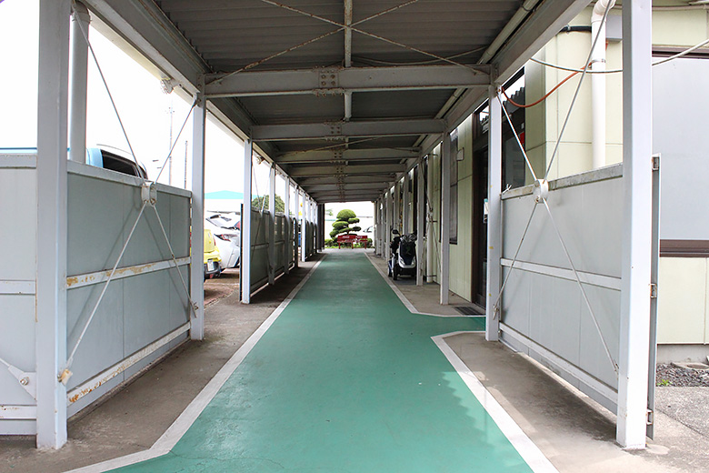 写真（幅が広くフラットな屋外通路）